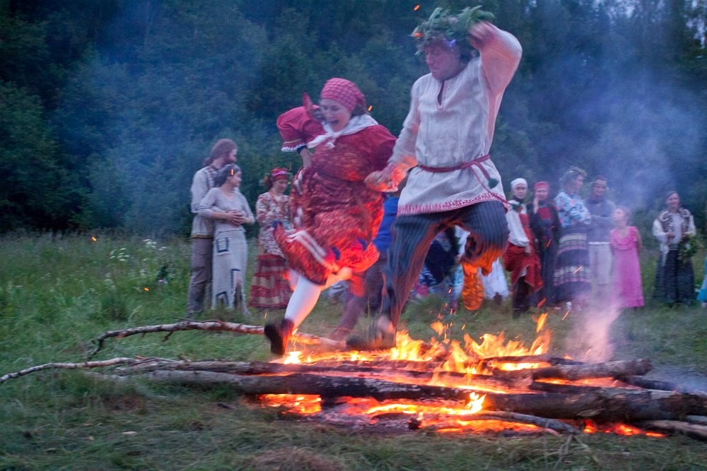 Прыжки через костер картинки